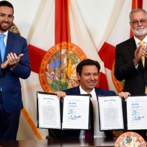 #EEUU Gobernador DeSantis pierde batalla antiinmigrante: Juez frena temporalmente su propuesta en Florida