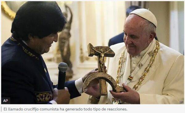 Evo Moralees regala crucifijo comunista al Papa Francisco