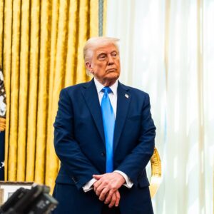 Presidente Trump anuncia aranceles del 10% a todas las importaciones e impuestos adicionales para unos 60 países