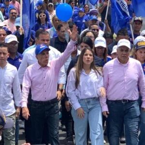 Durante extensa gira por Lagunillas, Manuel Rosales: «Han querido desaparecer el voto, pero el pueblo siempre sale a expresarse con su único instrumento de lucha»