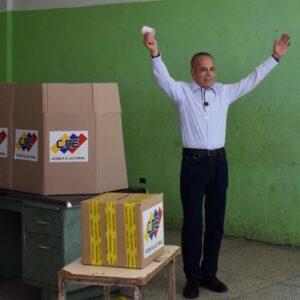 Manuel Rosales votó en el Udón Pérez: «El Zuliia nunca se ha rendido
