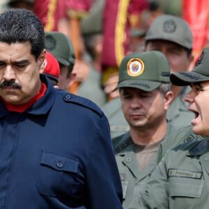 Ante la estampida de militares, Nicolás Maduro extiende el tiempo de servicio