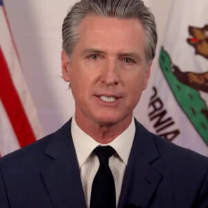 Gobernador Gavin Newsom acusa a Trump de provocar “situación explosiva” en Los Ángeles hasta el toque de queda