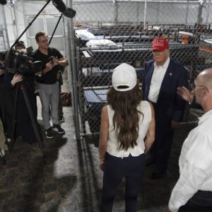 President Trump inspecciona nuevo centro de detención de inmigrantes «Alligator Alcatraz» en Florida