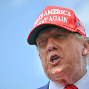 SE ENCIENDEN LAS REDES: Trump llama ‘débiles’ a sus partidarios de MAGA por caer en el ‘engaño’ de Epstein, contradiciéndose