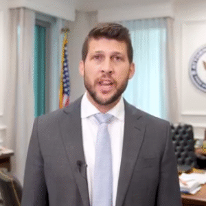 El Fiscal General de Florida propone una legislación para impedir que los depredadores sexuales recurran a la maternidad subrogada, la adopción y el cuidado temporal