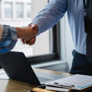 Editorial Versión Final: El empresario, una mano amiga
