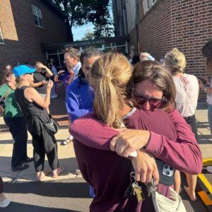 En Estados Unidos hombre dispara en iglesia católica de Minneapolis y deja dos niños muertos