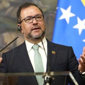 Editorial Caiga Quien Caiga «La Patria no se vende» Circular interna que se volvió nota de Cancillería.