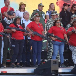 Como respuesta Venezuela condecora a cinco mujeres milicianas tras «la burla» de Trump en su contra
