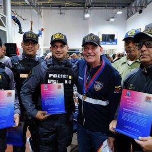 #ZULIA Condecorados Gobernador Luis Caldera y alcalde Di Martino con la Cruz del Bombero Nacional