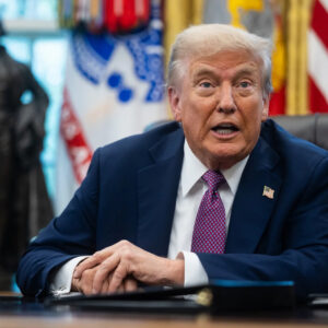 Trump promete «vigilar» a Nueva York tras respaldar su gobernadora a candidato socialista Zohran Mamdani