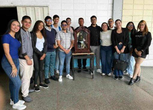 “No es momento de esconderse. Es momento de estar con los estudiantes, con los médicos”.