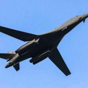 Informa Presidente Trump que es falso que Bombardero de EEUU se acercó a la costa venezolana