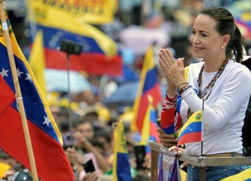 Y las sirenas no cesan de cantar Por Humberto González Briceño