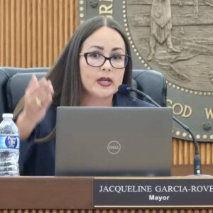 ¿Cheque a contribuyentes? Hialeah debate el reembolso prometido: Un pulso político con tintes electorales
