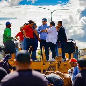 Gobernador Caldera inicia colocación de 5.000 toneladas de asfalto y anuncia rehabilitación de escuelas en Baralt