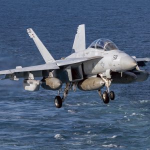 Cazas F/A-18 ingresan al espacio aéreo de Venezuela mientras avión de guerra electrónica los apoya