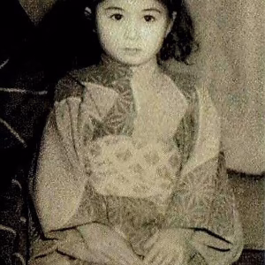 La foto acertijo: ¿Quién es esta niña nacida en una familia poderosa que acabaría siendo famosa en todo el mundo?