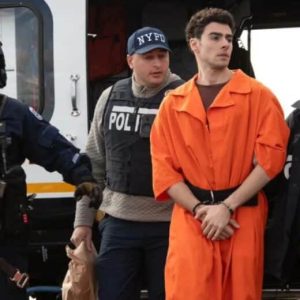 Arrestan a hombre que se hizo pasar por agente del FBI para “liberar” a Luigi Mangione