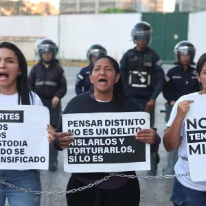 Familias de presos políticos se encadenan en Zona 7 por retraso de la Ley de Amnistía