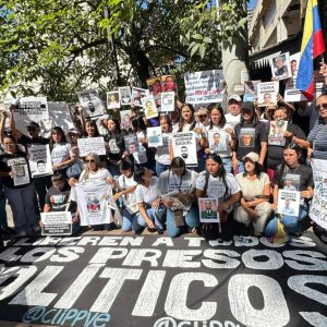 Familiares de presos políticos protestan frente al Palacio de Justicia