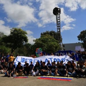 Estudiantes y familiares se movilizan en la UCV para exigir libertad de los presos políticos