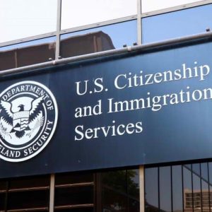 Nuevo plan de Trump pondría en riesgo el permiso de trabajo de miles de migrantes