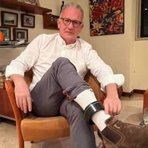 Vigilancia total y grillete electrónico: el régimen de detención domiciliaria de Perkins Rocha