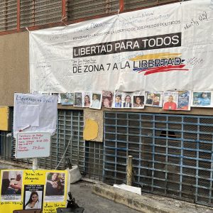 Familiares de presos políticos cumplieron 24 horas en huelga de hambre en Zona 7 (+Video)