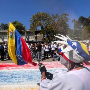 Estudiantes y sociedad civil se concentraron en la UCV para exigir la liberación de los presos políticos y conmemorar el Día de la Juventud