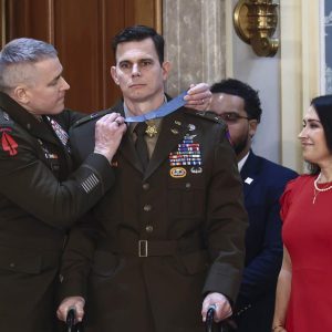 Trump condecoró con la Medalla de Honor a oficial que lideró la captura de Maduro