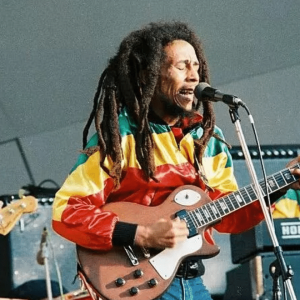 ⏳ El retrovisor 6 de febrero: Coronas, ritmos rebeldes y el chip que cambió el juego