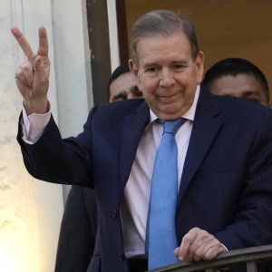 Edmundo González será sometido a una “pequeña intervención quirúrgica” para “reparar un hueso roto” (+Video)