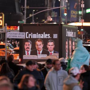 Maduro, Zapatero y Sánchez, objetivos de ingeniosa denuncia que llegó a Nueva York (+Video)