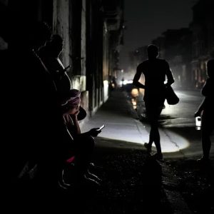 Crisis energética en Cuba: colapsó el sistema eléctrico y toda la isla está sin luz