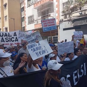 Trabajadores y jubilados protestan por salarios dignos