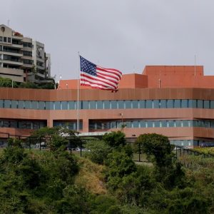 La Embajada de EEUU en Caracas volvió a izar su bandera tras siete años: “Ha comenzado una nueva era para las relaciones”