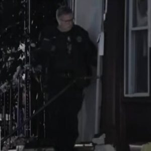 ¡SUCEDE MÁS DE LO QUE SE CREE! Niño de 11 años asesina a tiros al novio de su madre cuando éste la agredía (+Video)