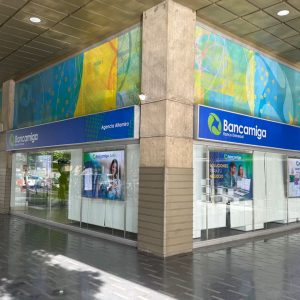 Bancamiga fusiona arte y finanzas con el mural «Narrativas globales» en su Agencia Altamira