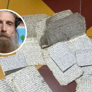Gabriel Rivara, sobreviviente de El Helicoide, prepara libro con papelitos que escribió sin que lo vieran