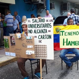 Ni para una bolsa de pan alcanza salario de profesores universitarios en Venezuela