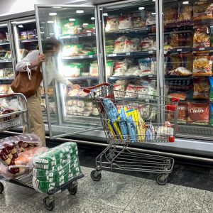 Una familia venezolana necesita 645,6 dólares al mes para pagar alimentos, según Cendas-FVM