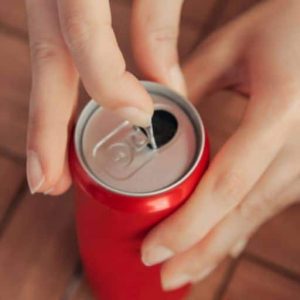 Bebidas azucaradas diarias aumentan riesgo de cáncer y muerte por hígado