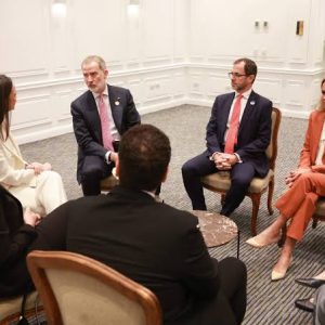 Rey Felipe VI y María Corina Machado sostienen encuentro en Chile
