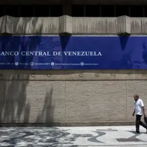 EE.UU. suaviza sanciones al sistema financiero estatal de Venezuela para ayudar a la reactivación de la economía