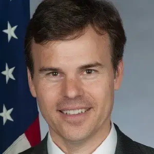 ¿Quién es John Barrett, el nuevo diplomático designado por EE UU para Venezuela?