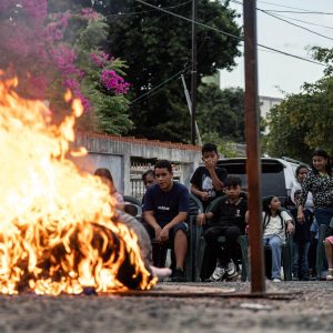 Familias de presos políticos realizaron la tradicional Quema de Judas frente a El Helicoide (+Video)