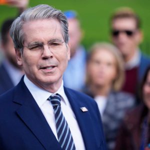 Secretario del Tesoro de EE.UU. celebra «reenganche» del FMI con Venezuela y respalda recuperación económica