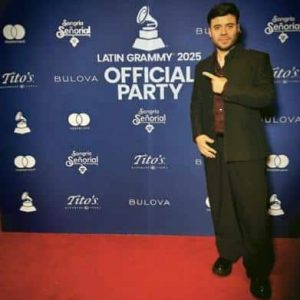 «Cajón de Sastre» Eddie: el equilibrista de dos orillas “La música no entiende de fronteras, pero el alma del que la hace, sí” Por José Luis Ortiz Güell